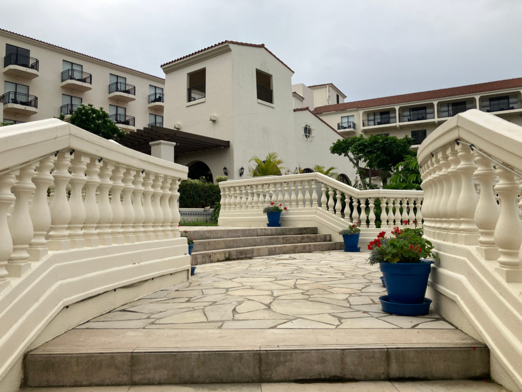 ホテル日航アリビラ　ガーデンからプールへの階段