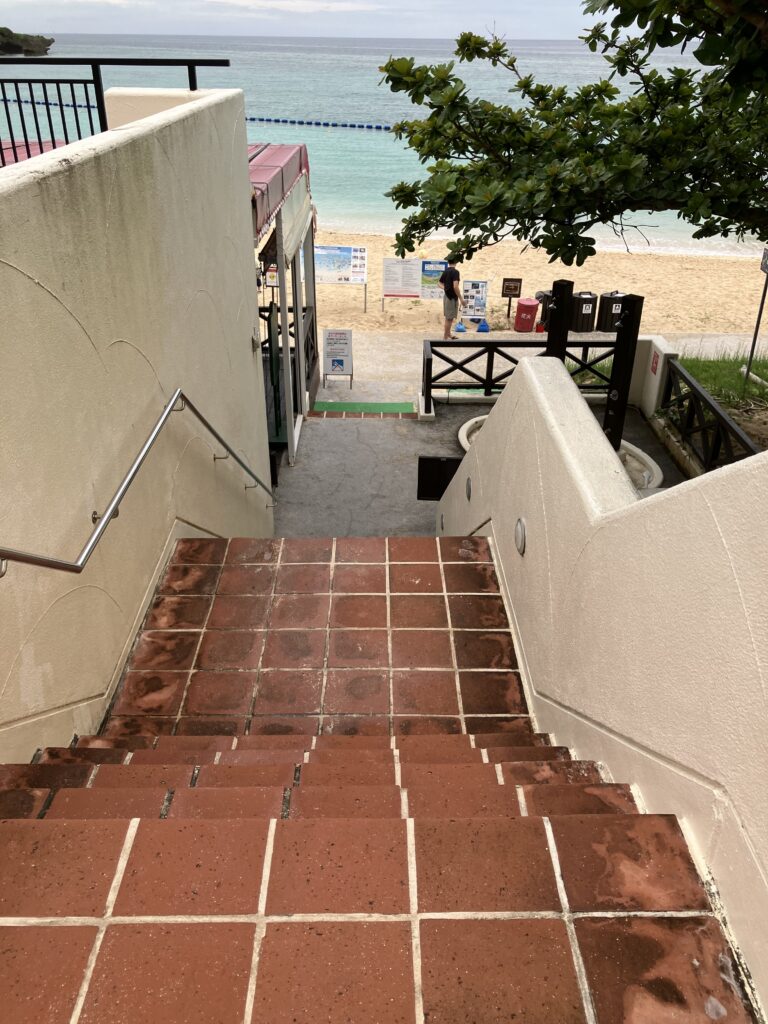 ホテル日航アリビラ　ビーチへの階段